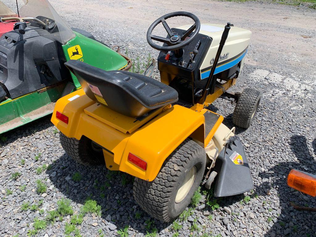 7574 Cub Cadet 1415 Lawn Tractor