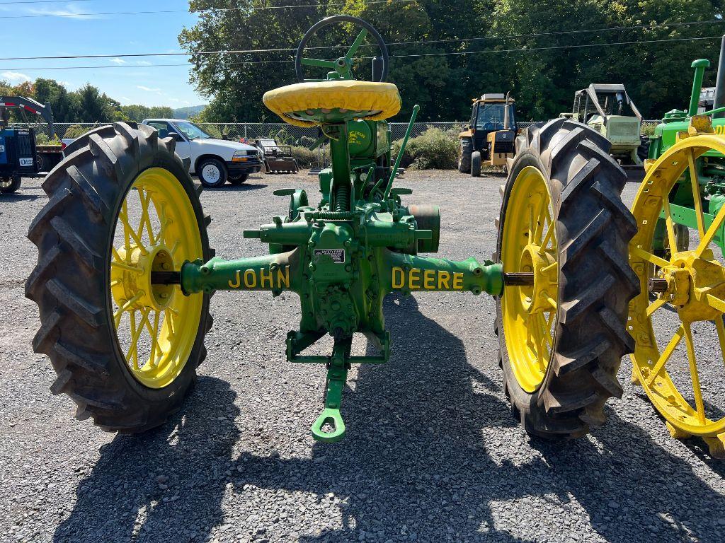 7889 John Deere Unstyled B Tractor on Rubber