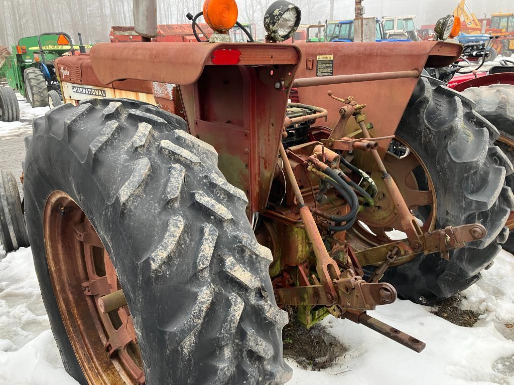 910 International 666 Tractor