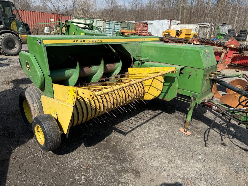 9701 John Deere 327 Baler