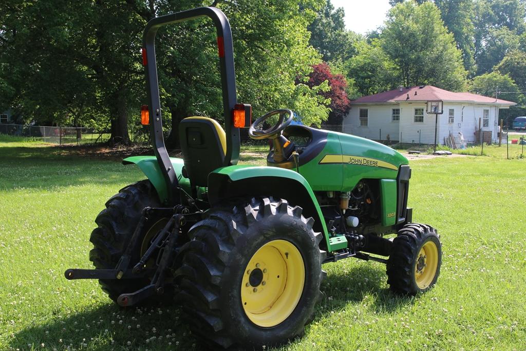 2007 John Deere 3203 tractor - PIN LV3203H395381