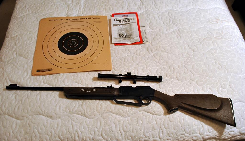 Daisy Powerline 880 BB Gun Air Rifle w/ Daisy 4 x 15 Scope, Paper Targets