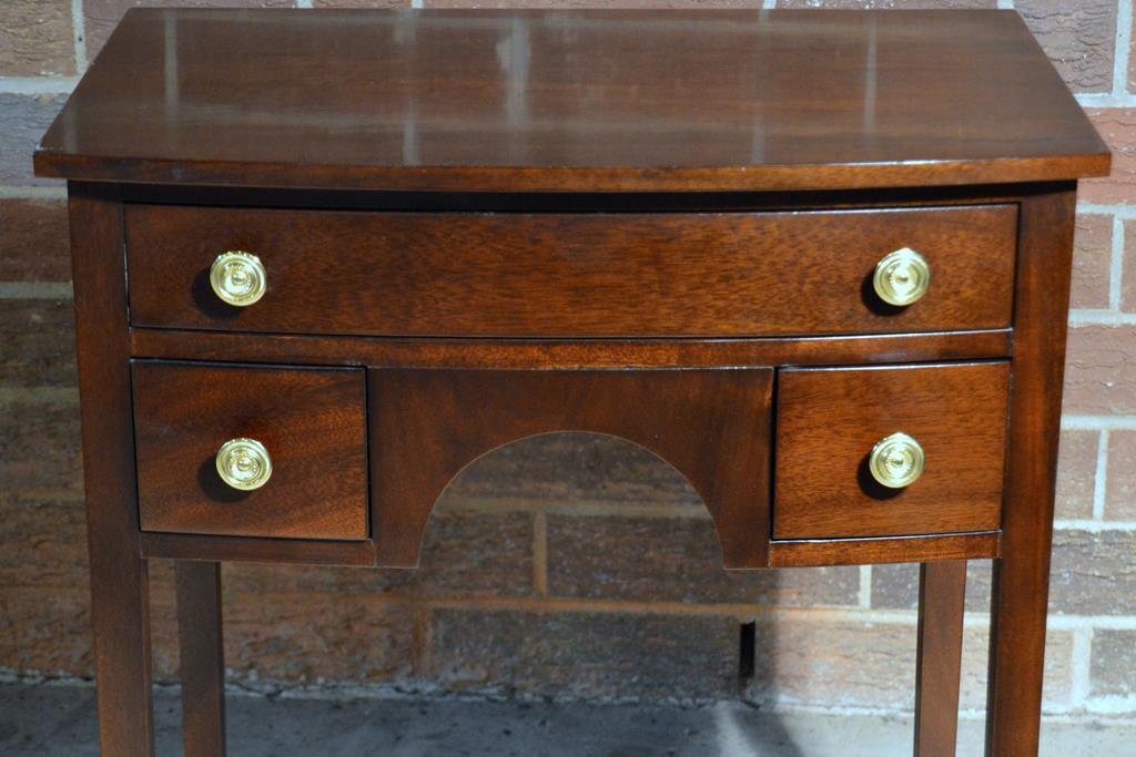 Contemporary Federal Style Mahogany Accent Table