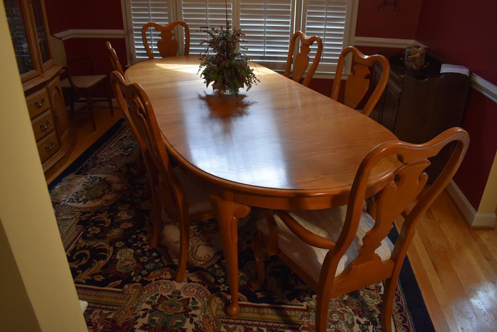 Set of 6 Light Stained Oak Dining Chairs By Sumter Cabinet Co., Queen Anne Style, 1 Master
