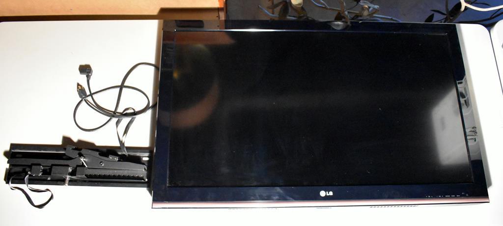 LG 42 Inch Flatscreen TV (Model 42LK450)  with Wall Mount