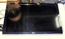 LG 42 Inch Flatscreen TV (Model 42LK450)  with Wall Mount