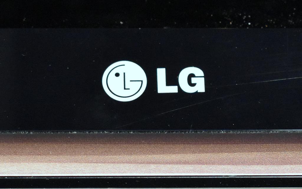 LG 42 Inch Flatscreen TV (Model 42LK450)  with Wall Mount