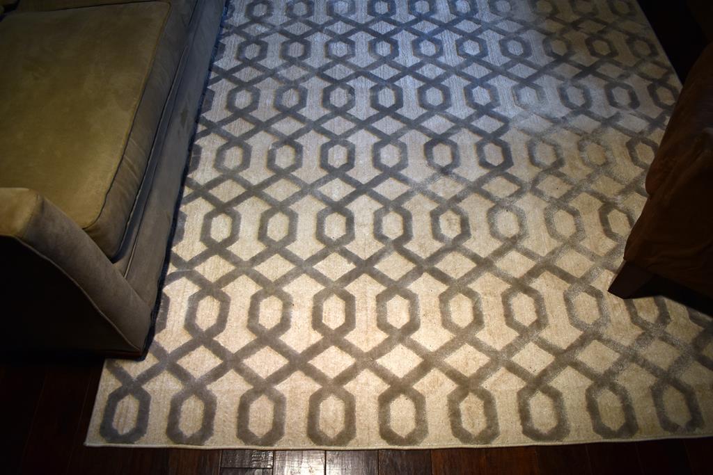 At Home Holden Collection Silver & Ivory Geometric Polypropylene/Polyester 6'7” x 9' Rug