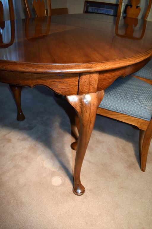 Beautiful Thomasville Oak Queen Anne Style Dining Table w/ Two Leaves (Lots 4 & 5 Match)