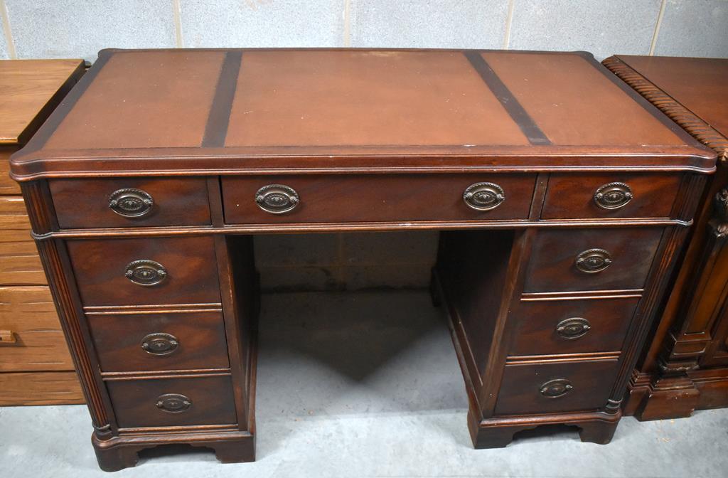 Vintage Sligh Furniture Mahogany Kneehole Desk with Inlaid Leather Top