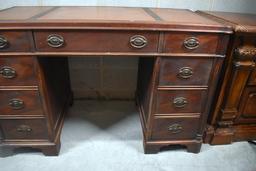 Vintage Sligh Furniture Mahogany Kneehole Desk with Inlaid Leather Top