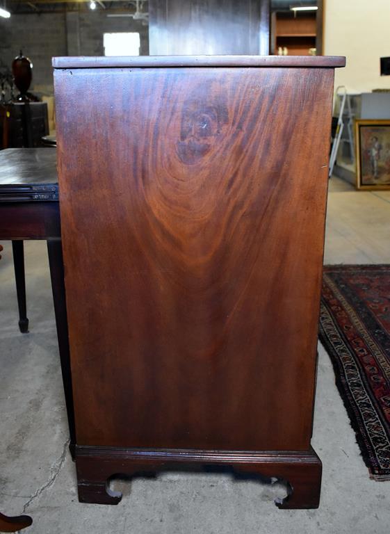 19th C. Chippendale Mahogany Recurve Dresser Chest, 4 Graduated Drawers w/ Inlaid Stringing