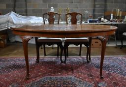 Fine Banded Mahogany Queen Anne Style Henredon Oval Dining Table with Leaves