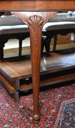 Fine Banded Mahogany Queen Anne Style Henredon Oval Dining Table with Leaves