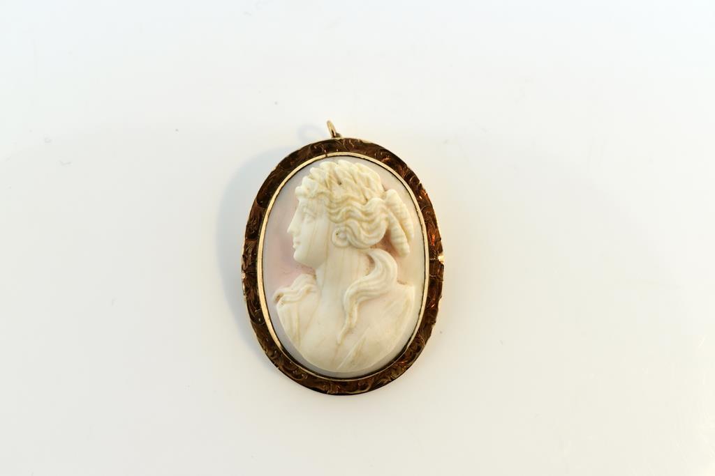 Classical 19th C 10K Gold Frame Cameo with Engraved Border