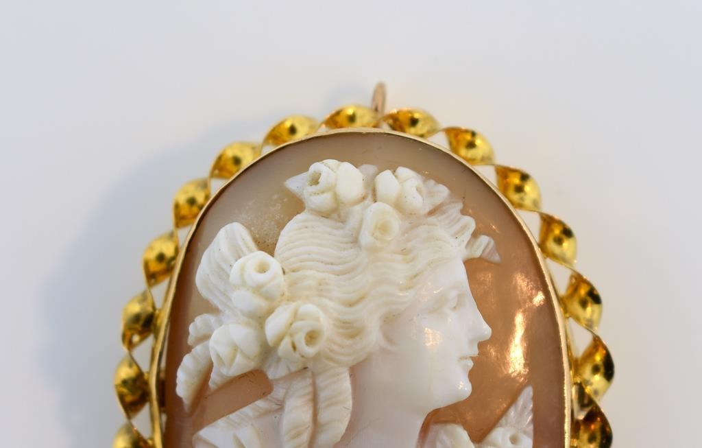 Classical Early 20th C 10K Gold Frame Shell Cameo with Twist Border