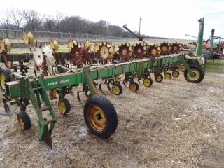 John Deere 825, 8 Row, 30", 3pt Cultivator