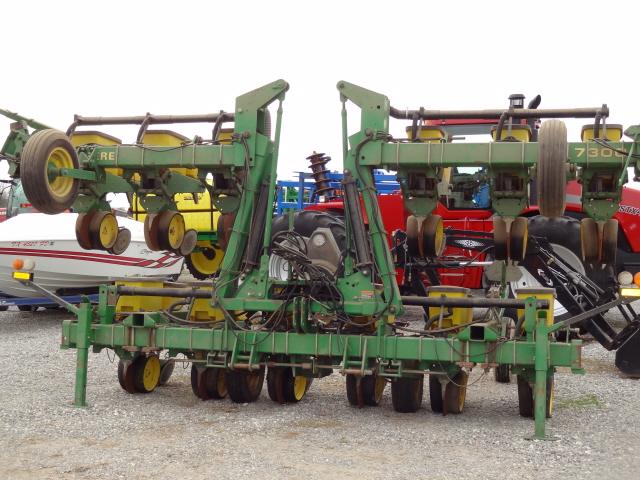 John Deere 7300 Max Emerge 2 Vacumeter Planter