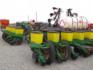 John Deere 7200 Pull-Type 16 Row Narrow Planter