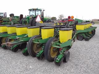 John Deere 7200 Pull-Type 16 Row Narrow Planter