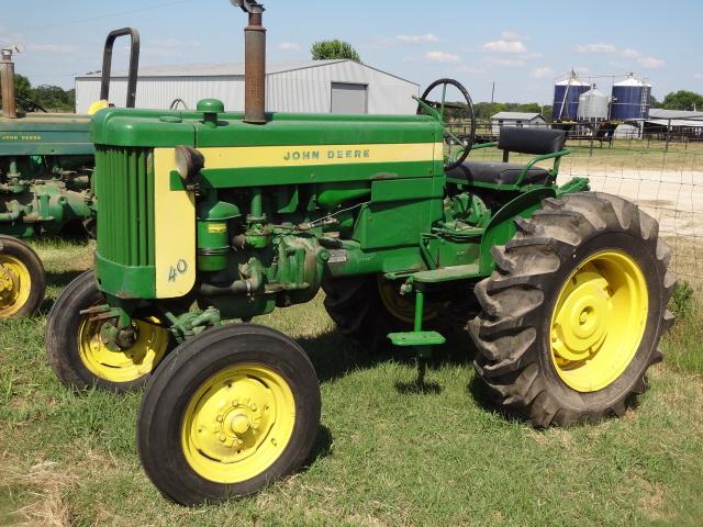 John Deere Model 40 Vintage Tractor - Wide Front