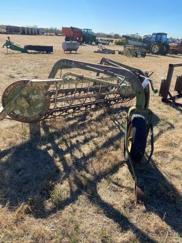 John Deere 660 Hay Rake