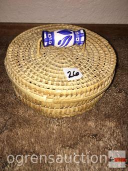 Woven basket, round with lid and ceramic handle, 8.5"wx5"h