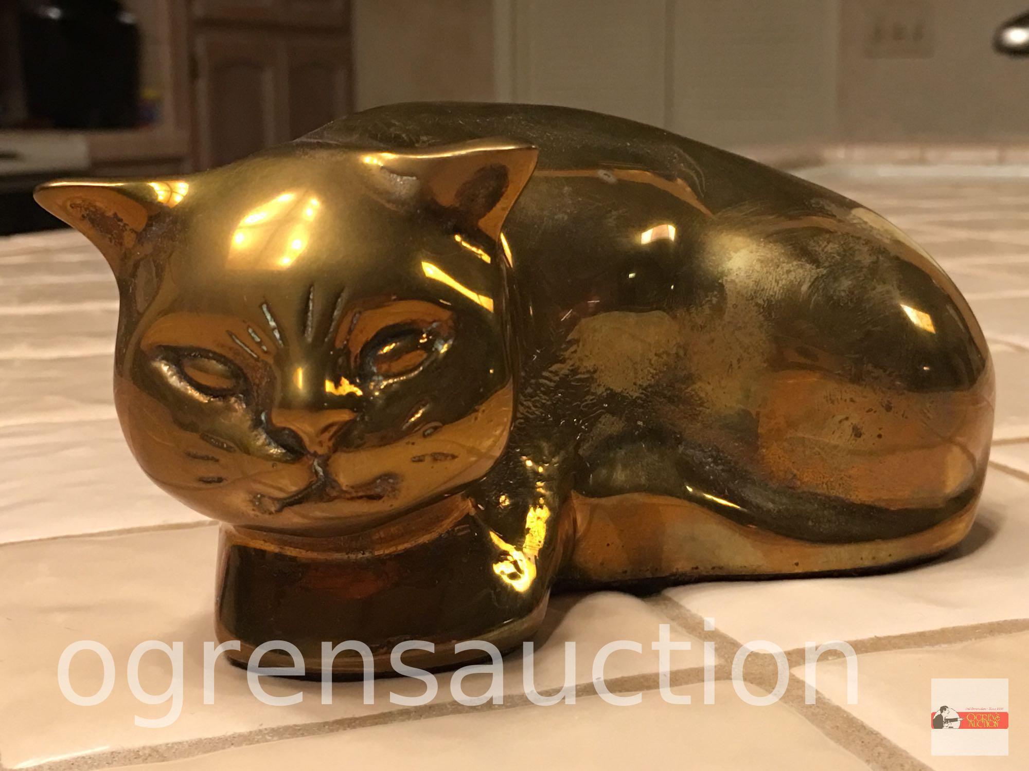 Figurine - Brass cat, curled up