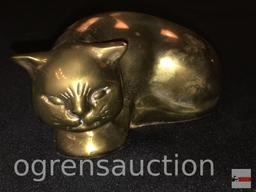 Figurine - Brass cat, curled up