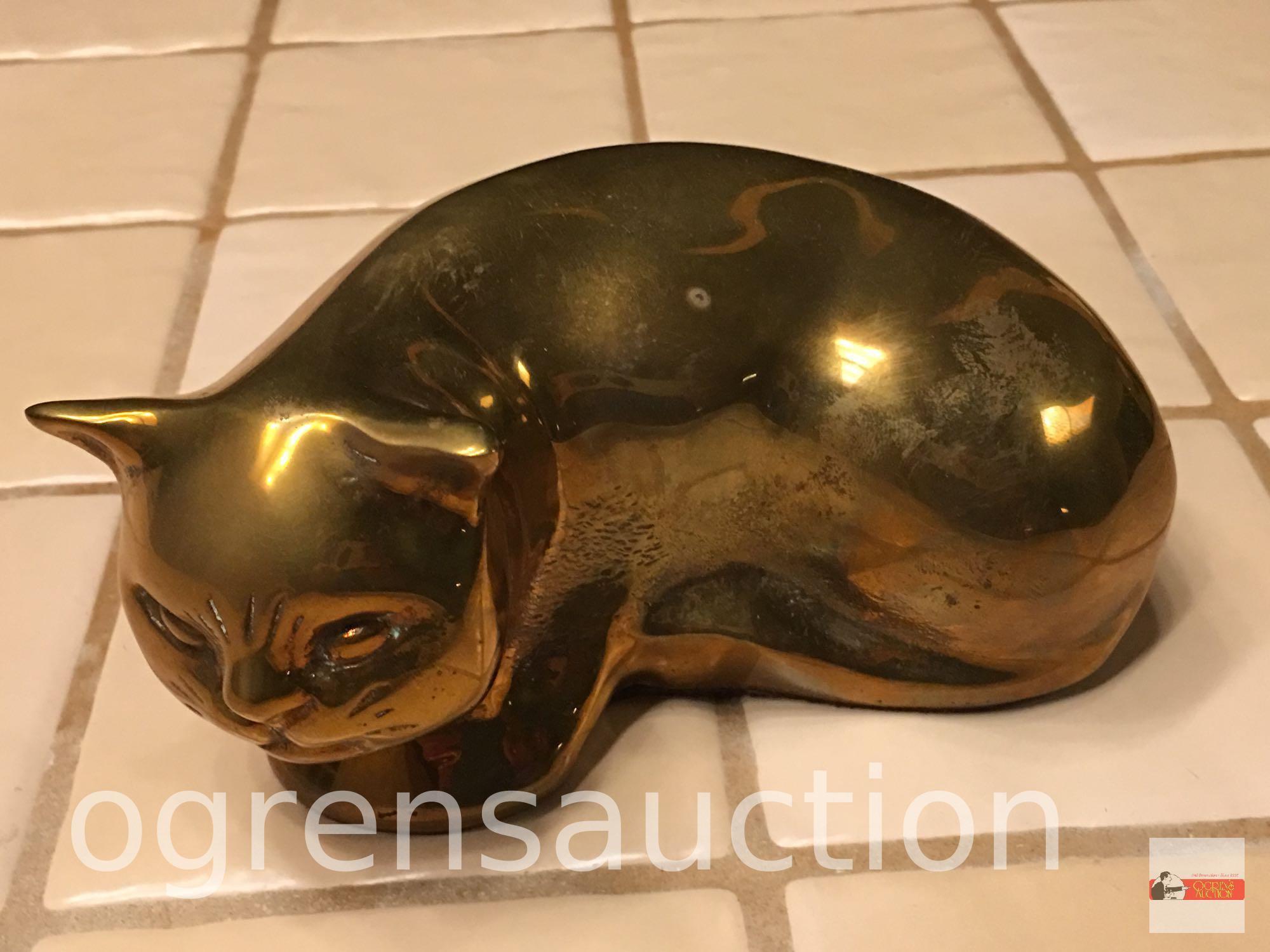 Figurine - Brass cat, curled up