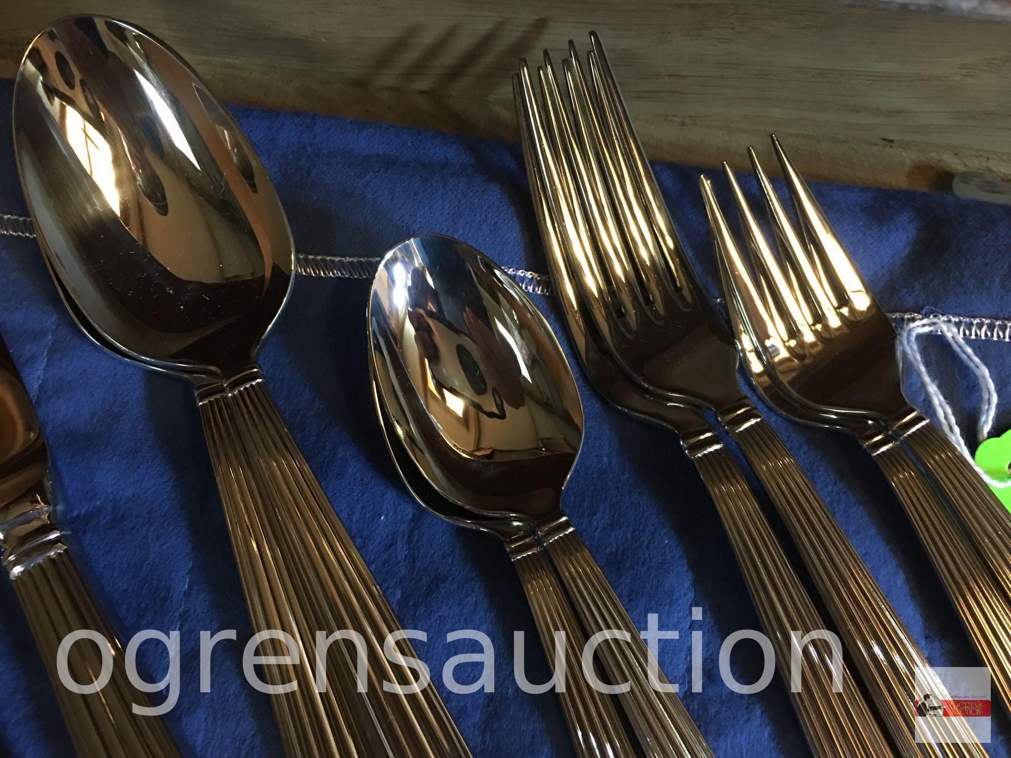 Flatware - Yamazaki / Patrick 15 pcs. 18/8 stainless, 2-5pc. "Fortuny", 1-5 pc. "Cartouche"