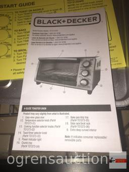 Appliance - Black & Decker 4 slice Toaster oven, slide rack and drip tray