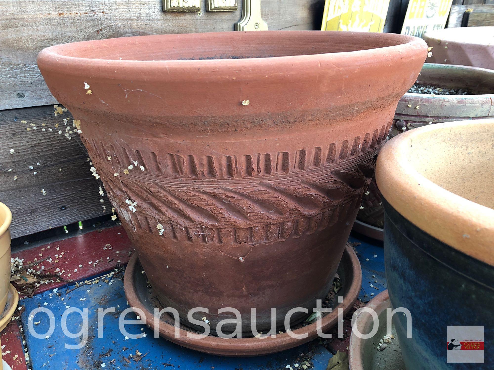 Yard & Garden - 6 lg. planter pots, 3 as is