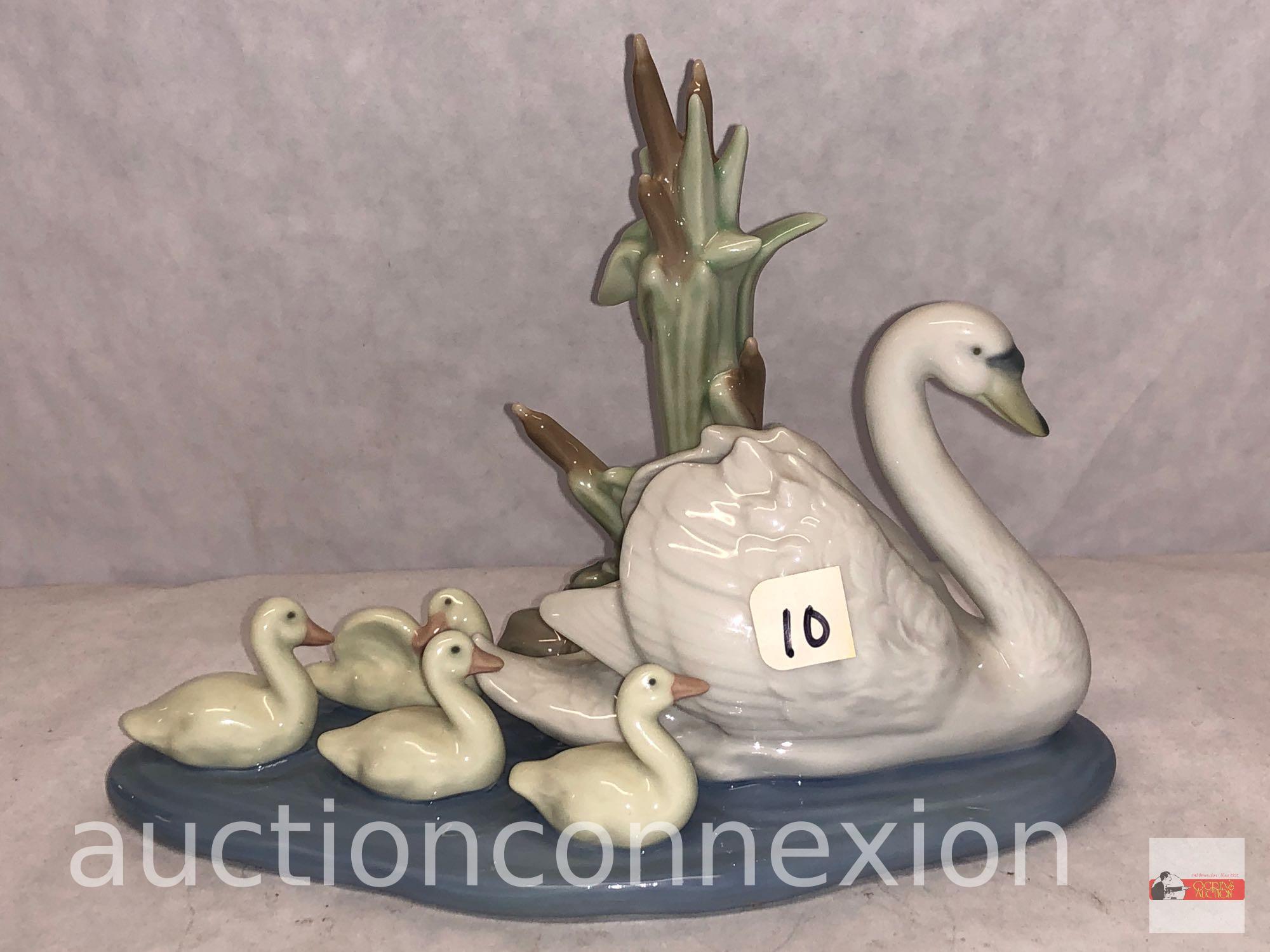 Figurine - Lladro #5722, "Follow Me" Swan swimming with cygnets