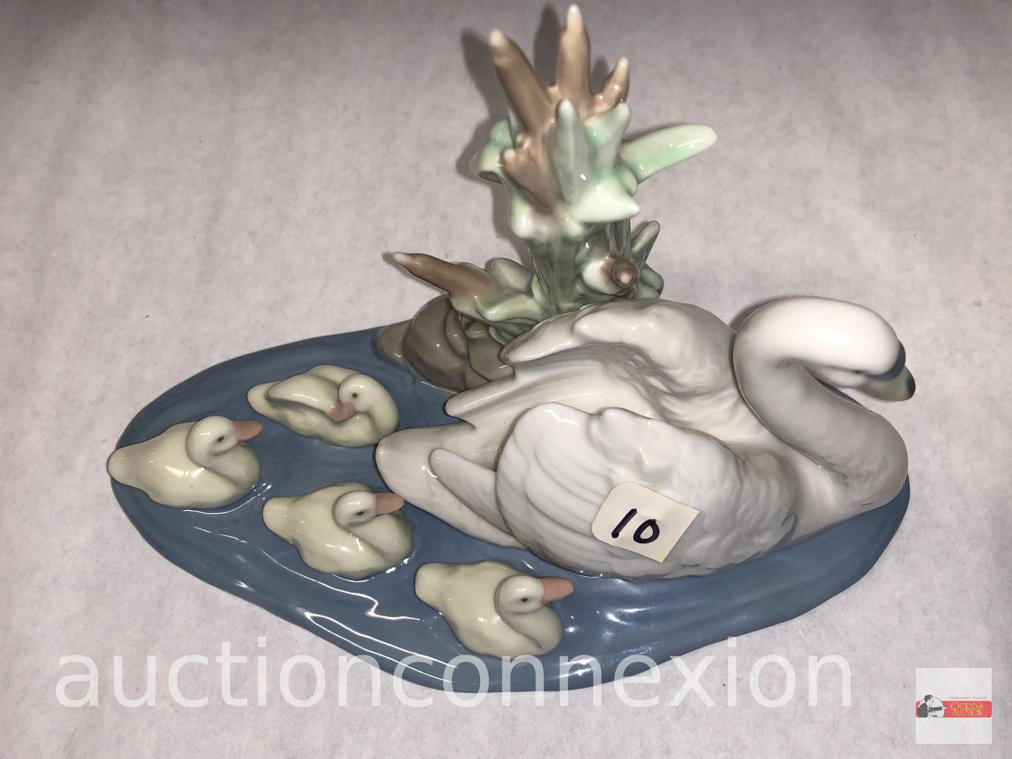 Figurine - Lladro #5722, "Follow Me" Swan swimming with cygnets