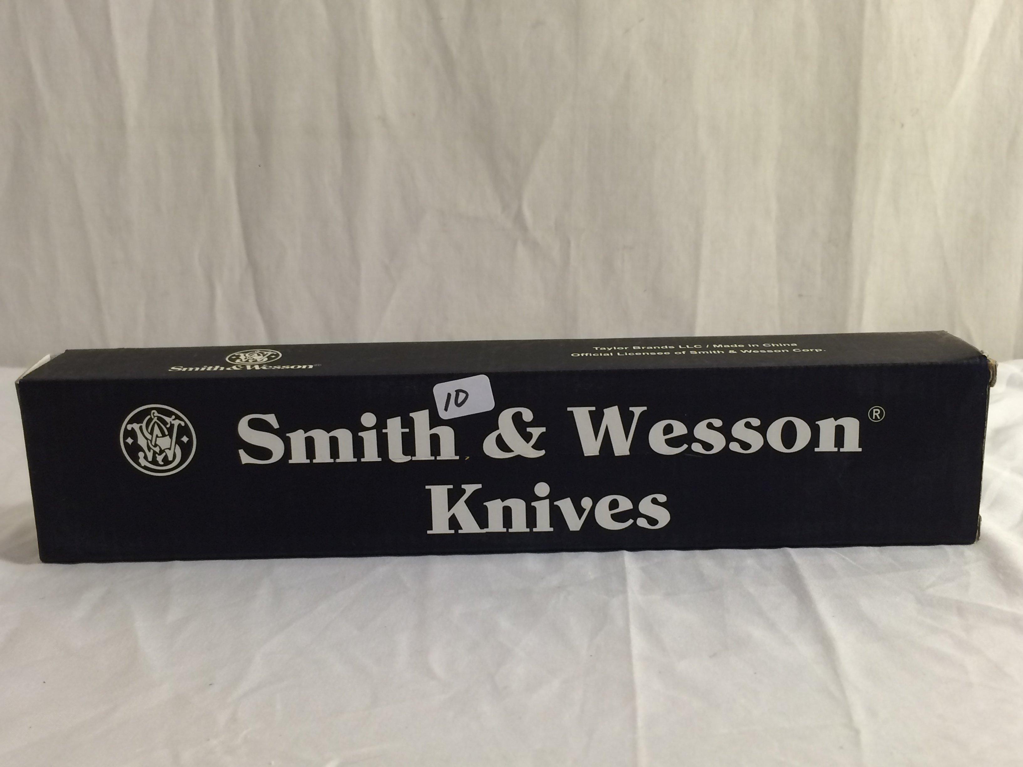 Collector Smith & Wesson Knives SW960 Large Hunting Knife Overall Length Size:11" Long