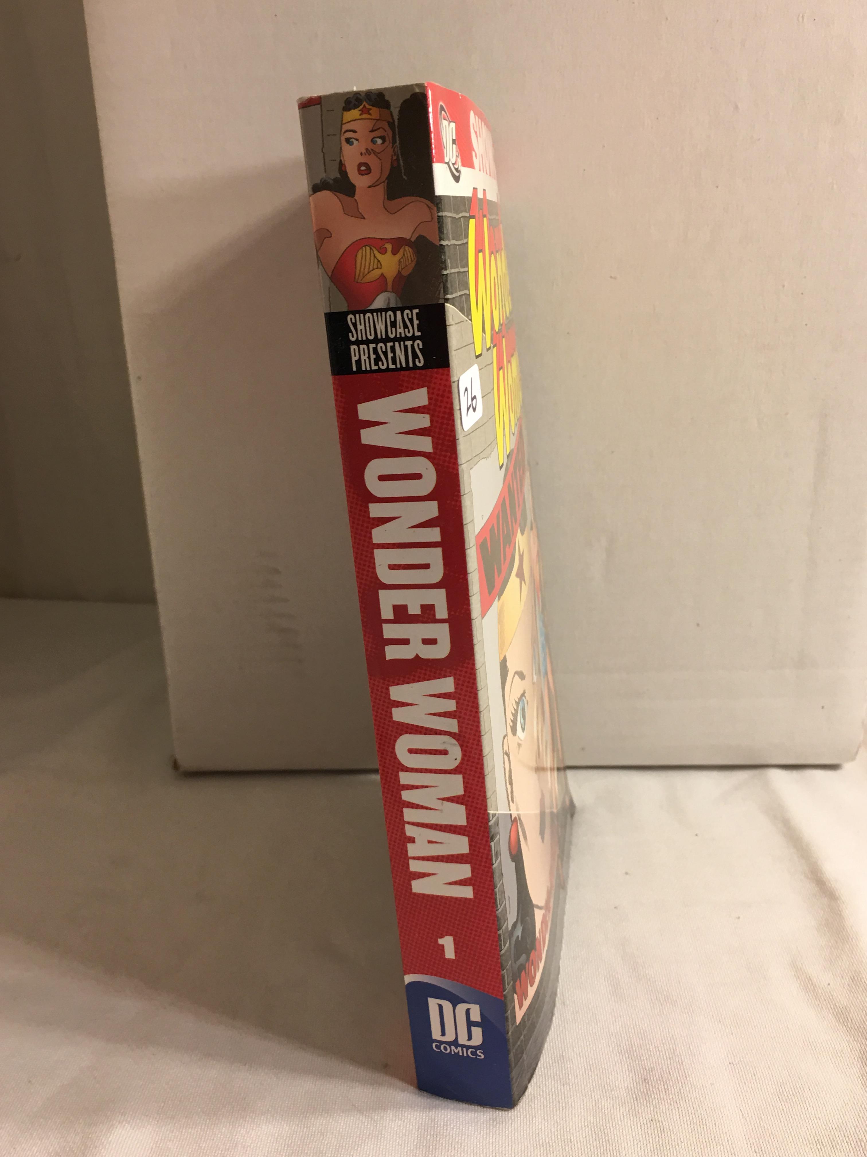 Collector DC, Comics Showcase Presents Wonder Woman Wanted Thick Book