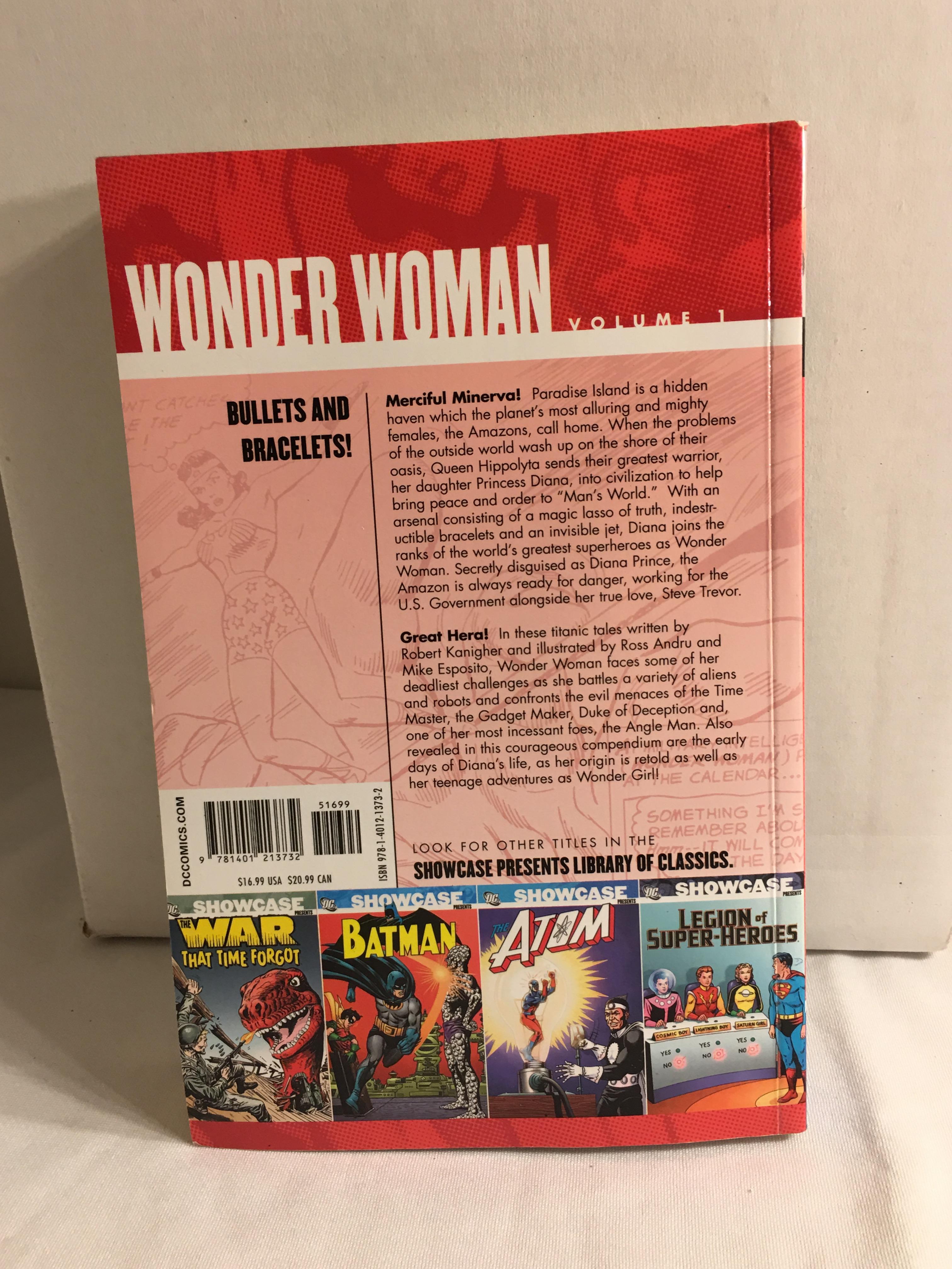 Collector DC, Comics Showcase Presents Wonder Woman Wanted Thick Book