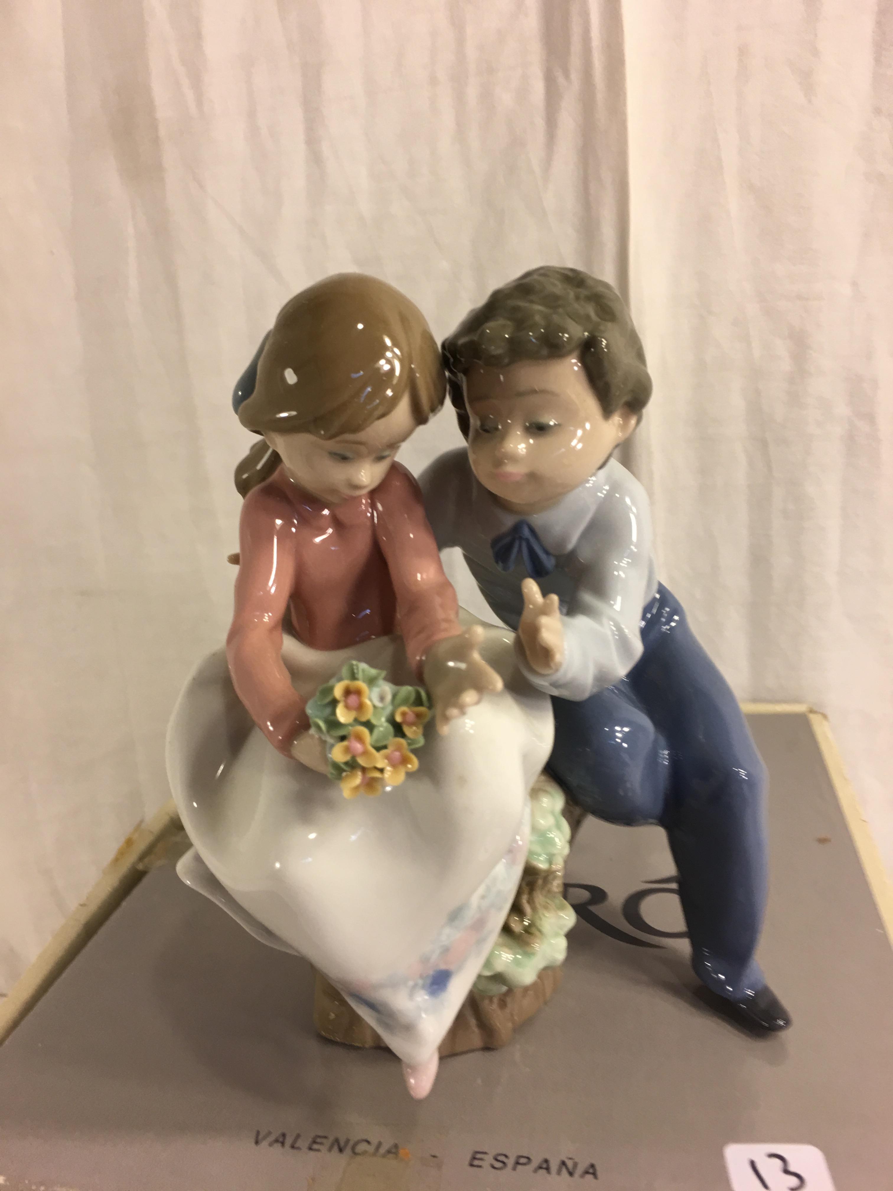 Collector LLADRO 5701 Just A Little Kiss w/ BOX Collectible Figurine Retired Glazed Lovers 10x9"Box