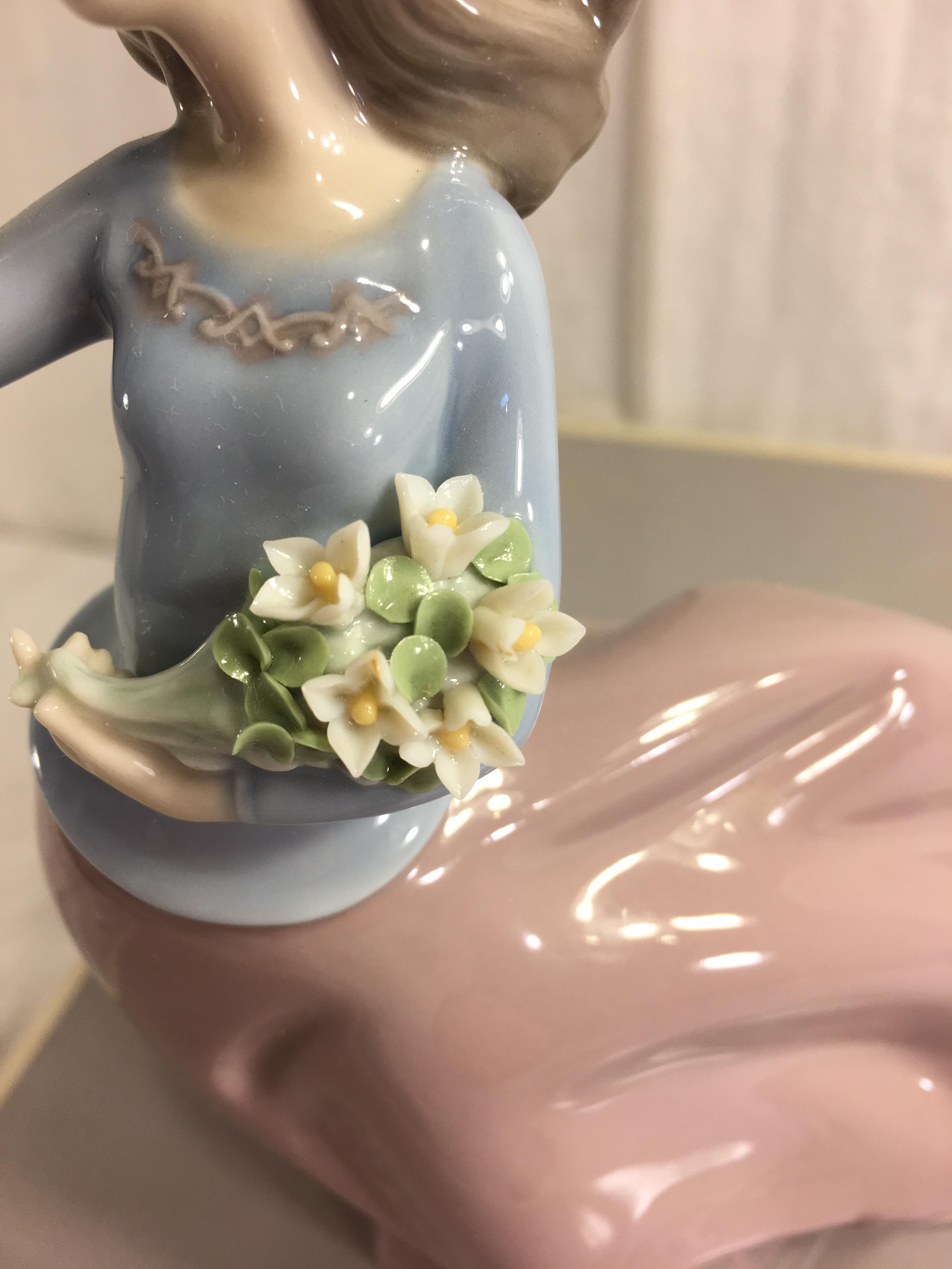 Collector Retired Lladro 5590 "Spring Breeze" Figurine Box Size:12.5x7.5" by 5.7/8"Tall Box