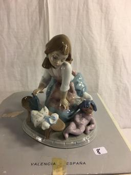 Collector Lladro "My Chores" 5782 Porcelain Figurine With Original Box Size:8x10'x9" Box