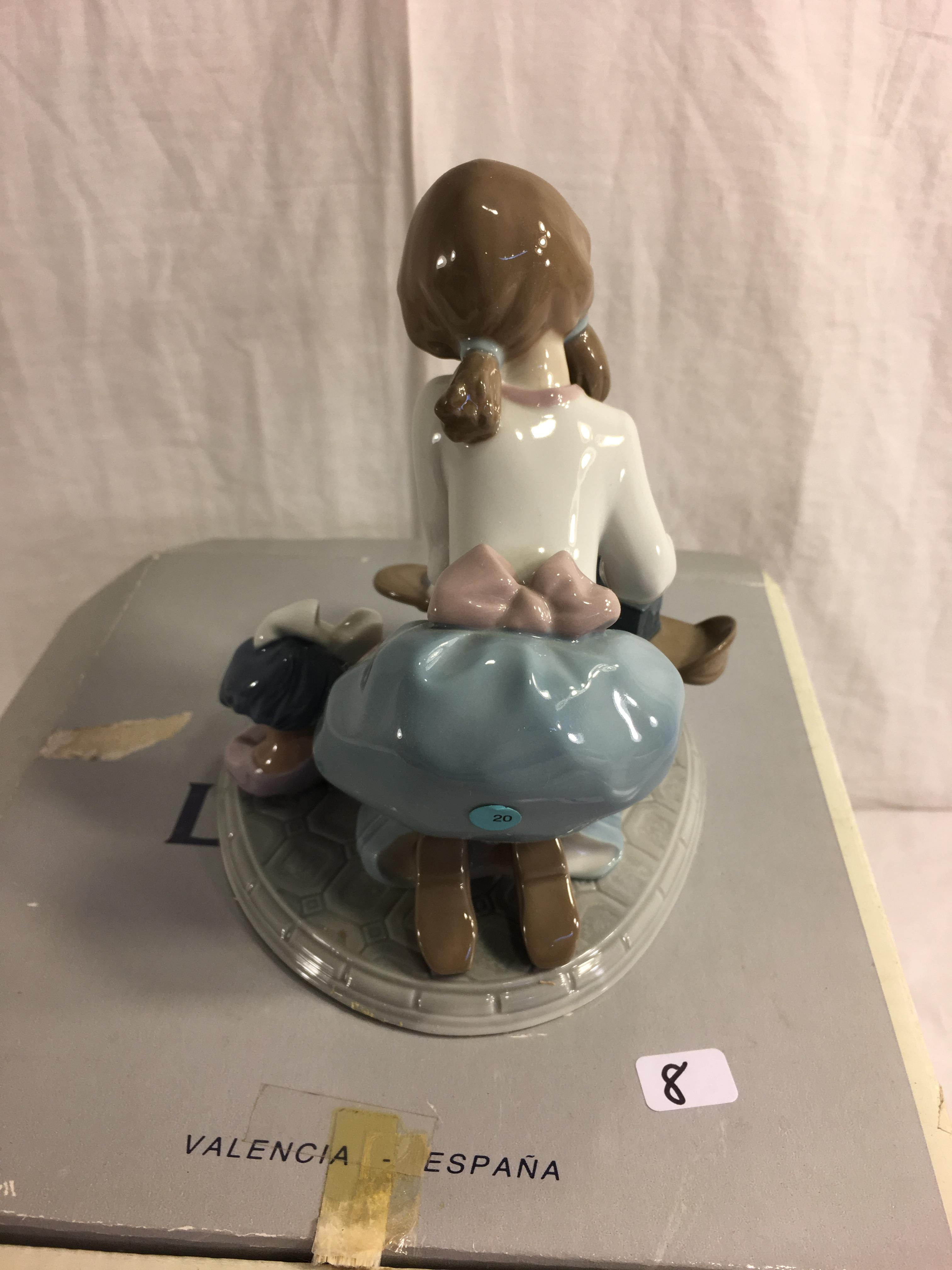 Collector Lladro "My Chores" 5782 Porcelain Figurine With Original Box Size:8x10'x9" Box