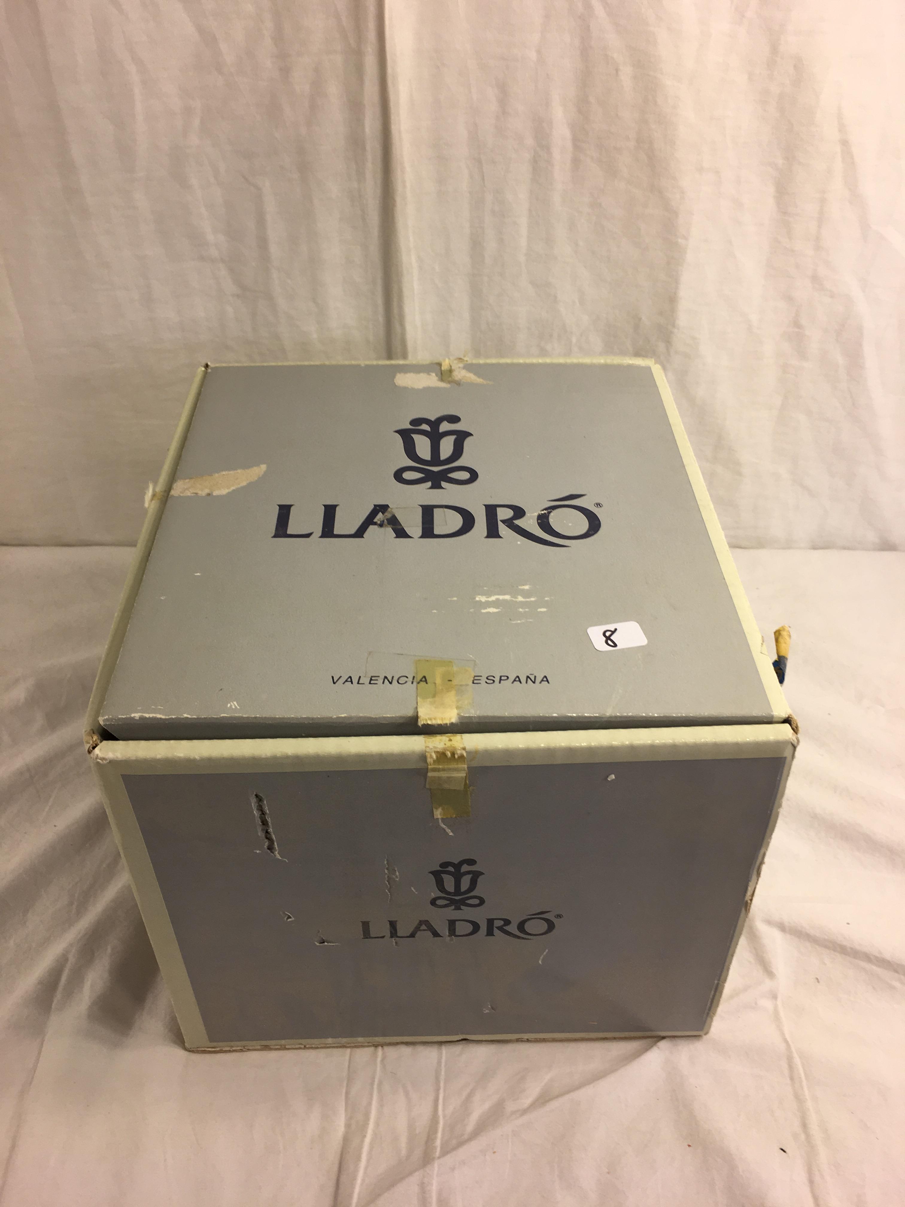 Collector Lladro "My Chores" 5782 Porcelain Figurine With Original Box Size:8x10'x9" Box
