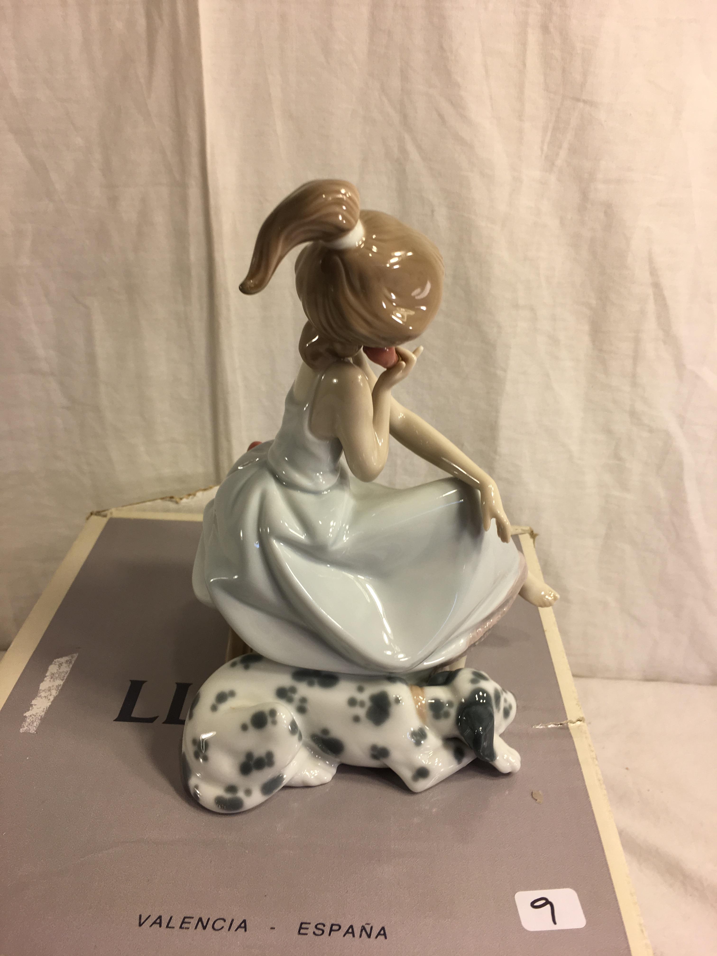 Collector Lladro Chit-Chat Girl Figurine 1990 Daisa Box Size: 10" by 6' By 6"