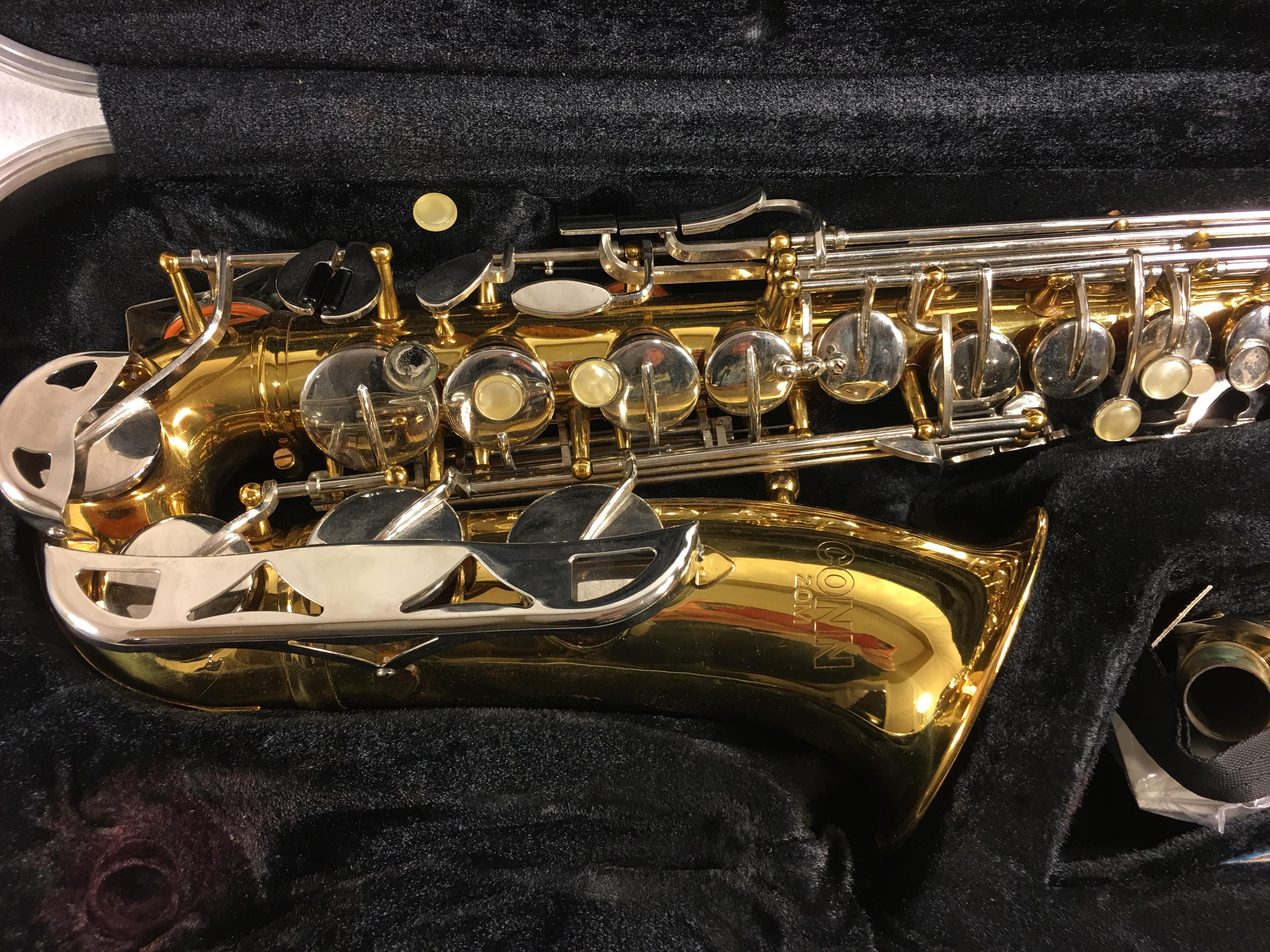 Collector Vintage Conn 20m Alto Saxophone Serial No. 3908835 with orig case