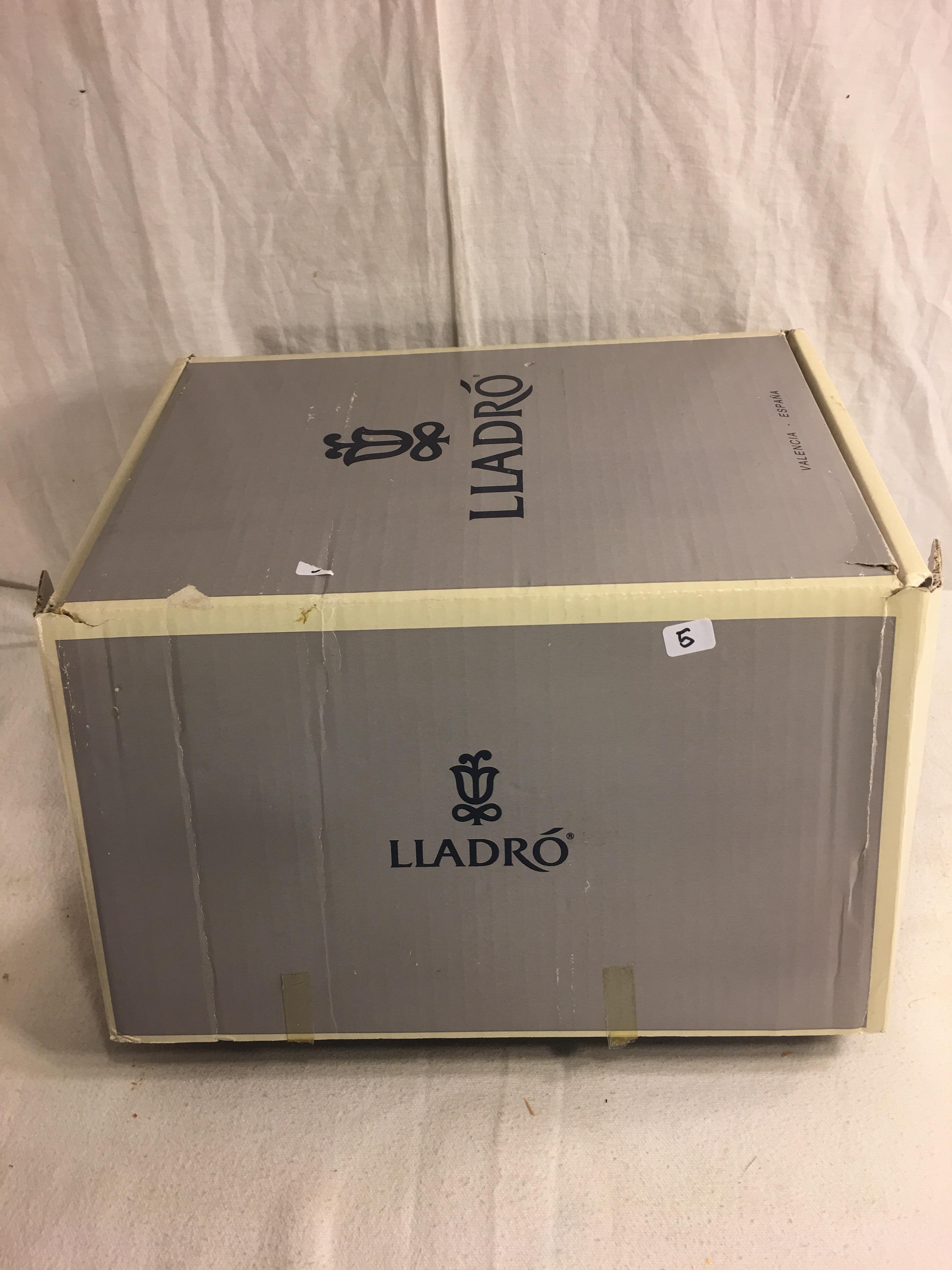 Colletor Lladro Father's Day #5584 Figurine box: 8"x9"