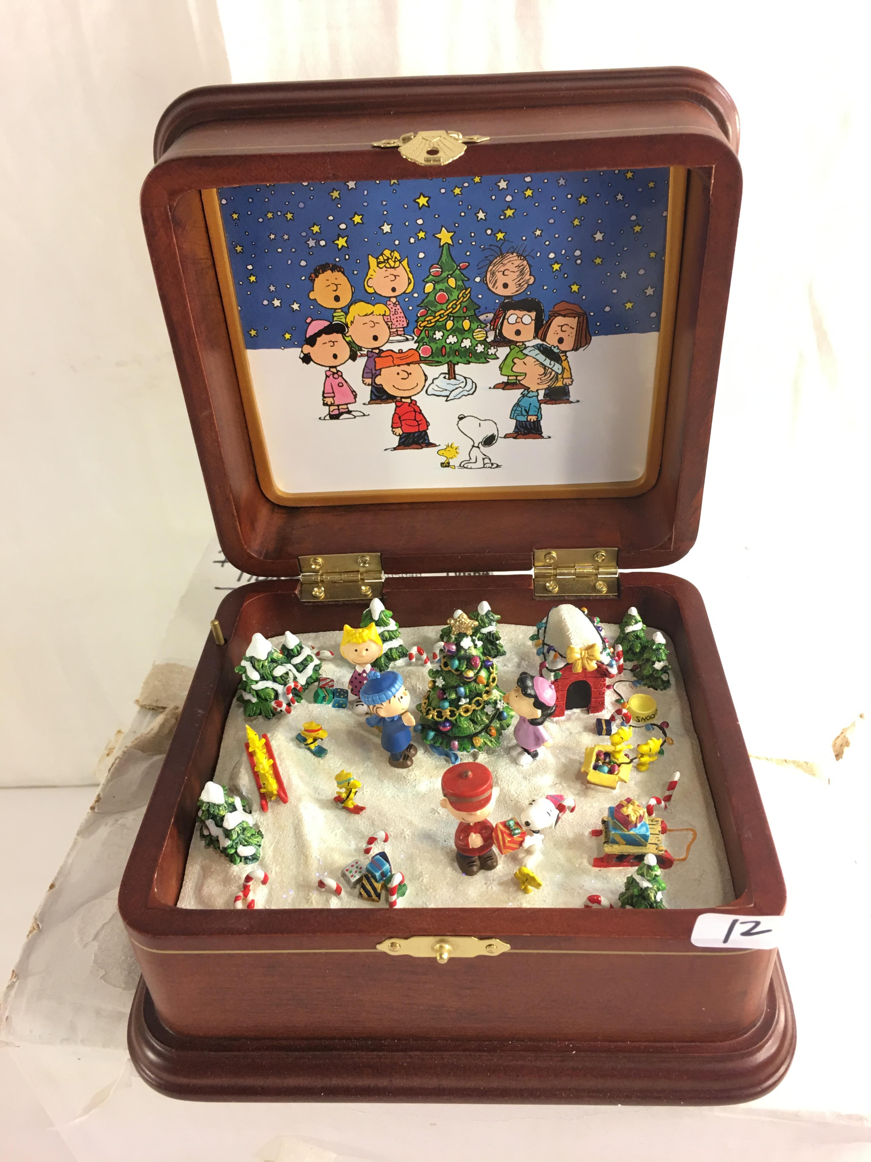 Collector The Danby Mint Peanuts Snoopy's Music Box Size: 10x8x9"