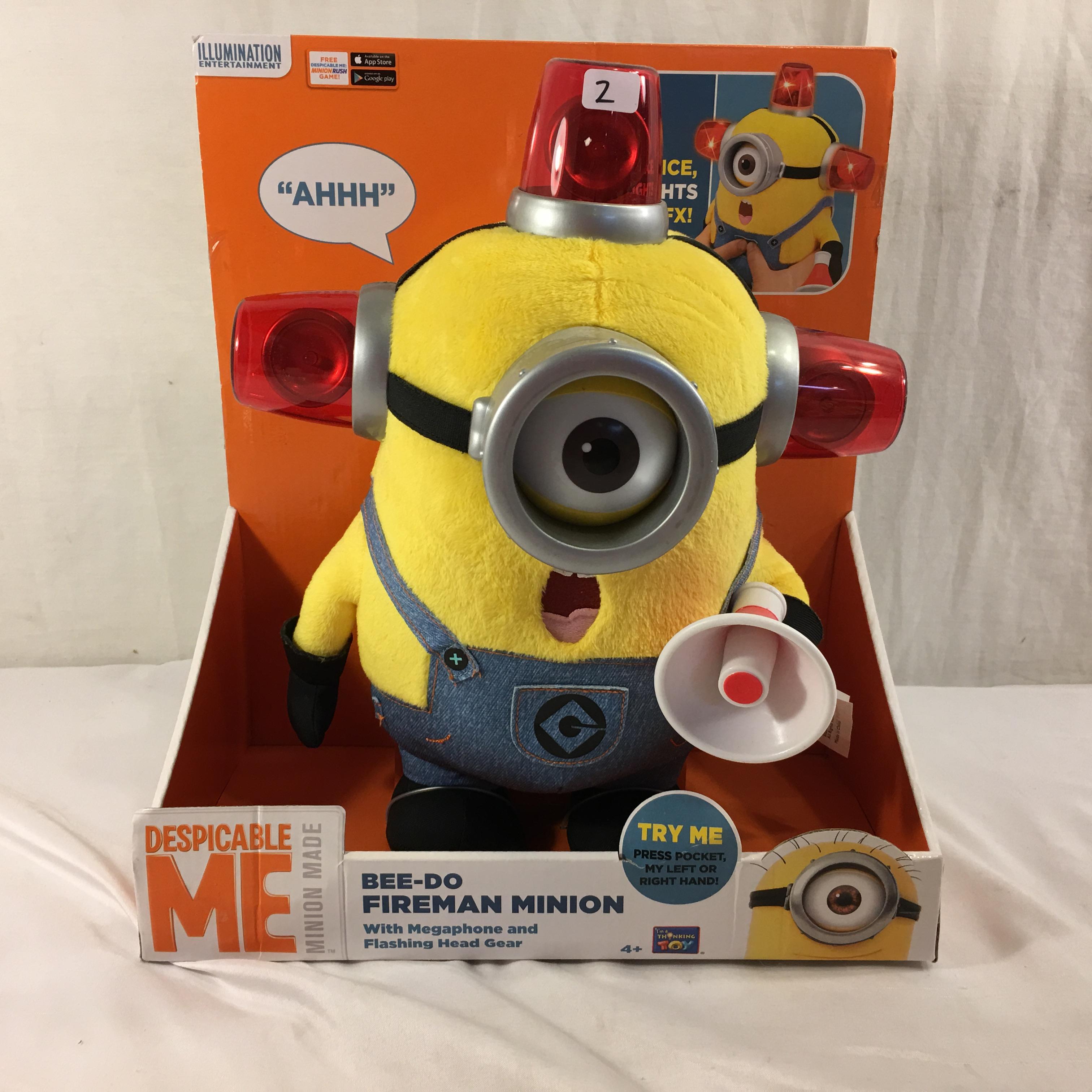 NIP Collector Illumination Minions Despicable Me Bee-Do Fireman Minion w/Megaphone 13"T