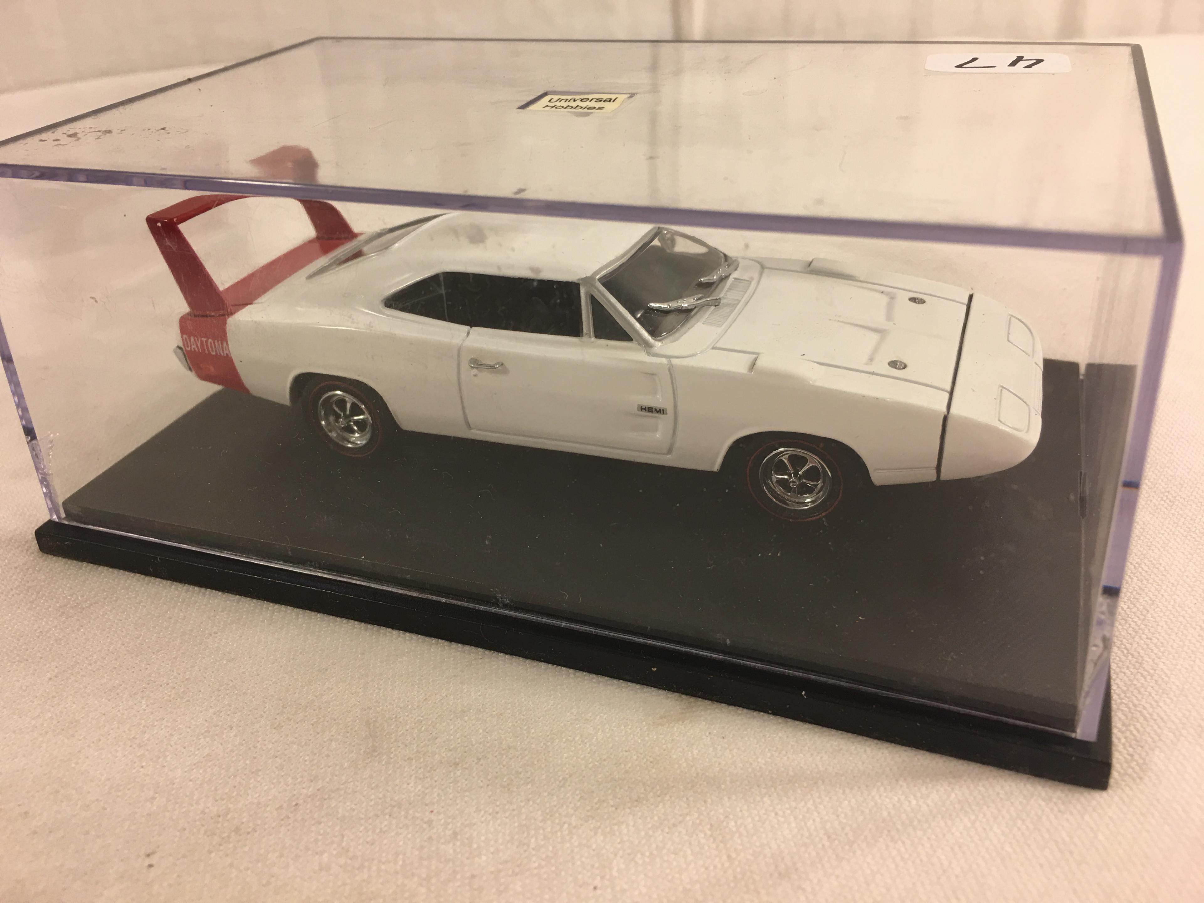 Collector Universal Hobbies 1969 Dodge Charger Daytona 1:43 Scale white/Red Color DieCast car