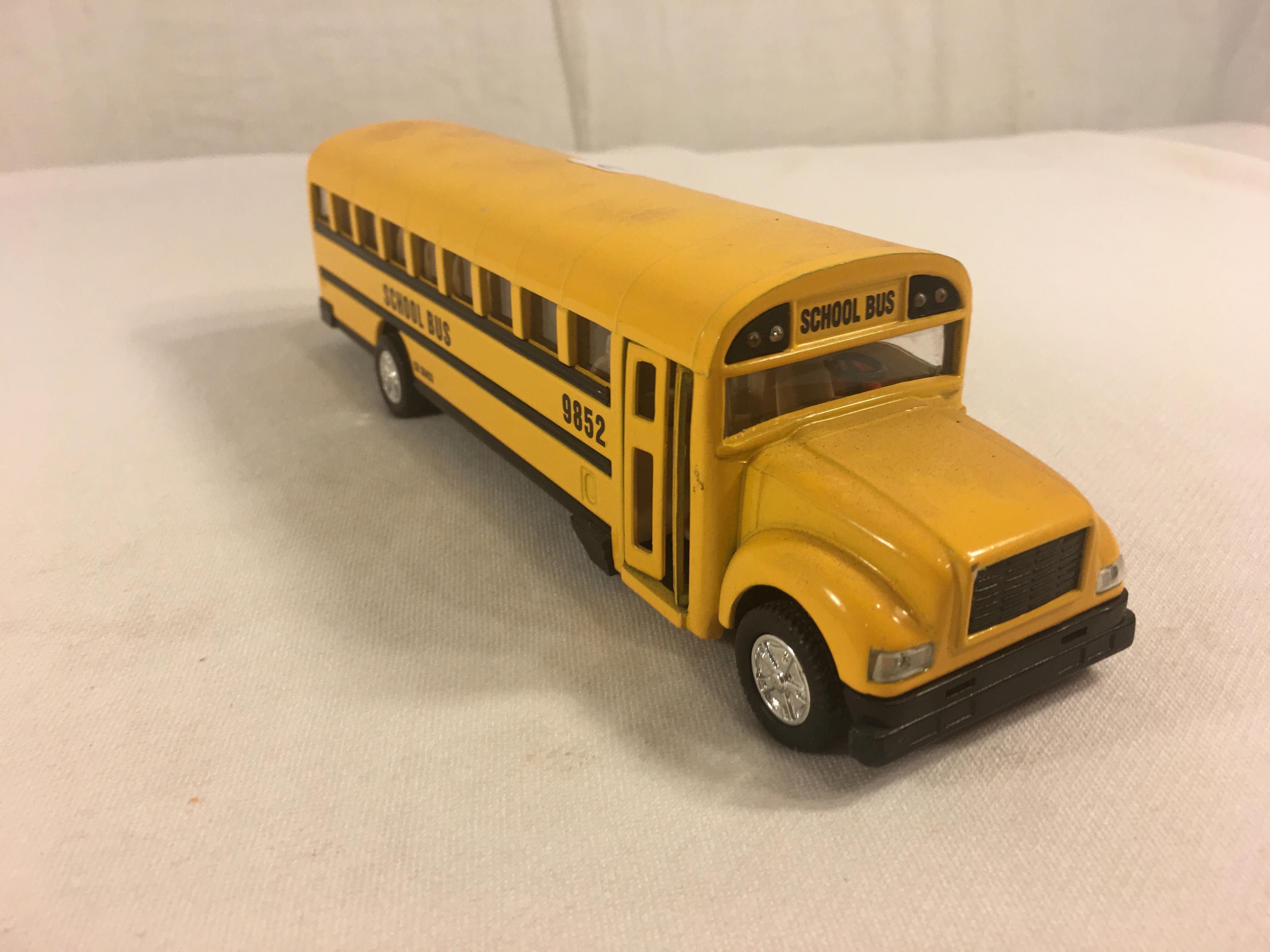 Collector Loose SS 9852  School Bus Truck Size: 8.3/8" Long - See Photos